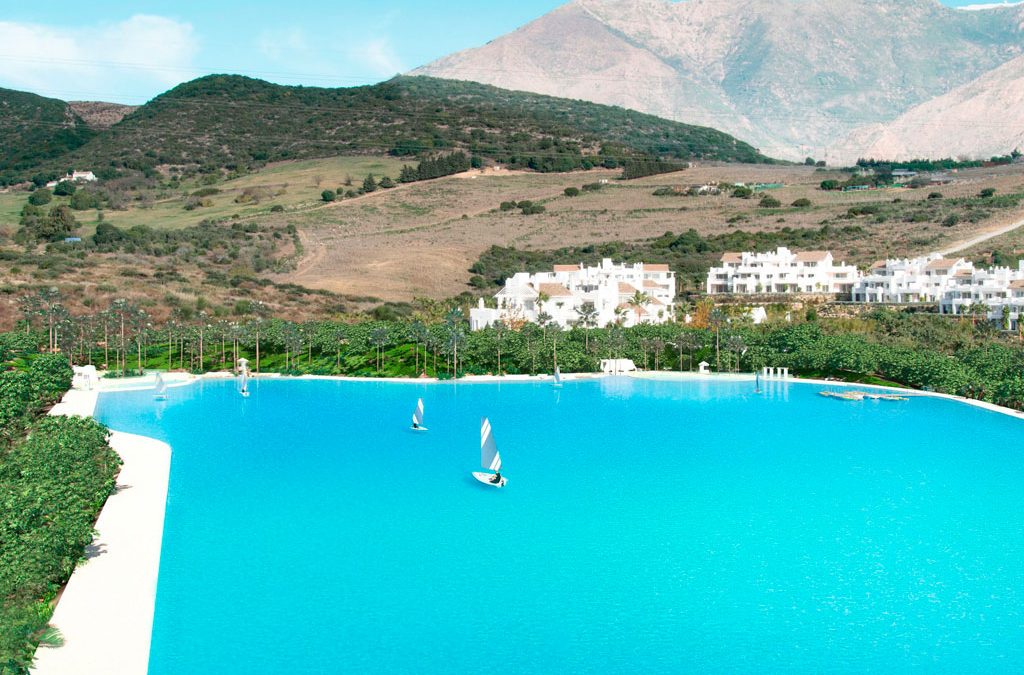 Laguna Alcazaba Hills, impermeabilización con lámina de polietileno liner liso Crystal Lagoons