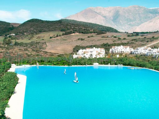 Laguna Alcazaba Hills, impermeabilización con lámina de polietileno liner liso Crystal Lagoons