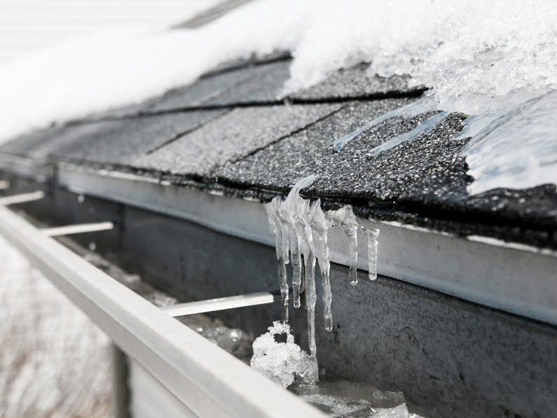 Cómo prevenir goteras en nuestros tejados durante los meses de frío